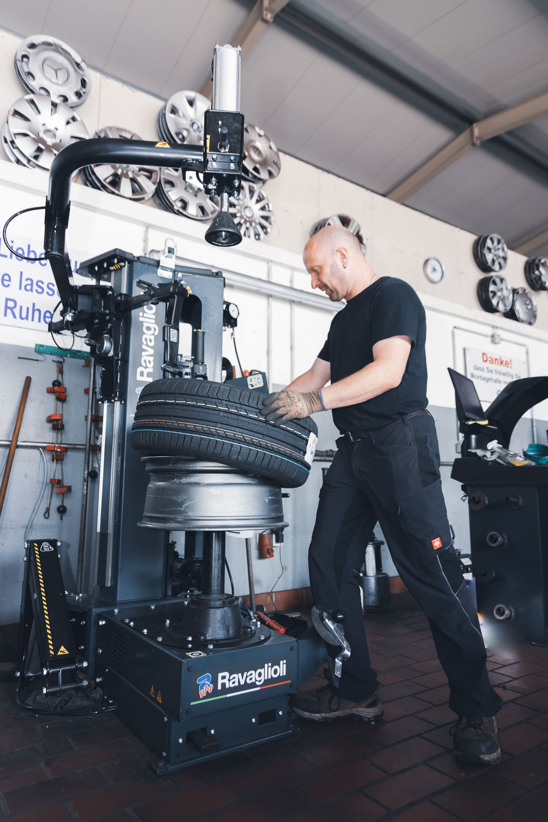 Reifenmontage im Reifenzentrum Hatten