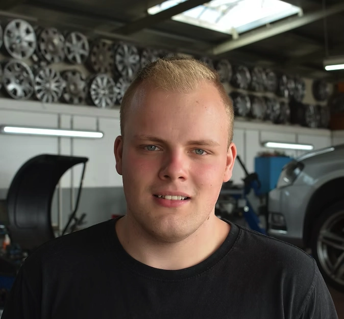 Niklas Büchler - Werkstattleiter und Montage Frerichs Reifenzentrum Sandkrug / Hatten